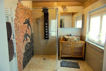 Bad mit Marmormosaik an Wand und Boden